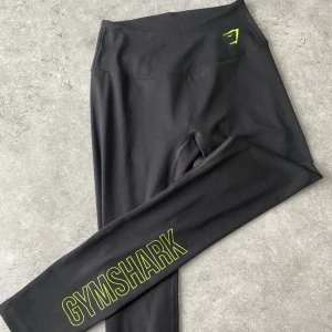 Fraction Leggings från GYMSHARK - Säljer dessa träningsleggings från gymshark i storlek S. Använda ca två ggr så är som nya! Ordinarie pris är 449kr. Hör av er om ni har några frågor✨