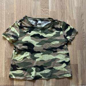 En fin camouflage tröja från hm (divided). Stl xs. 100% bomull. I befintligt skick men inga defekter.