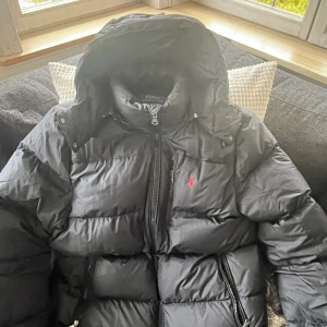 Ralph Lauren jacka  - Ralph lauren dunjacka i nyskick har bara använt 3 gånger. Har tappat bort kvittot men kan visa digitalt bevis på Zalando.