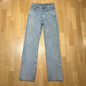 Weekday jeans - Knappast använda 