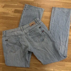 Lågmidjade jeans  - Ljusblåa lågmidjade jeans. Storlek W31/L34. Innerbensmåttet är 83cm och midjemåttet är 42cm. 🩵
