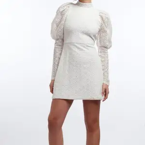 Klänning från Gina Tricot x Maja Nilsson Lindelöf. Super fin vit klänning som passar perfekt till student/examen. Skriv för fler bilder på den💞💕