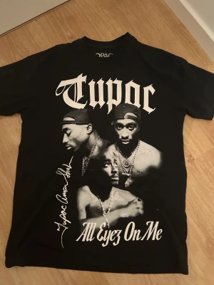 Tupac tröja svart vit! - använder inte den är tight vid halsen och för liten. Köpt på pull&bear