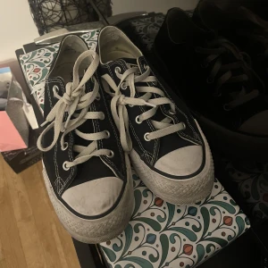 Converse All Star  - Jätte fina converseskor som tyvärr inte kommer till användning längre, finns små defekter på skorna men ser i det stora hela väldigt fräscha ut😍 ord. pris. 650kr 