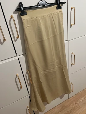 Kjol - Satin kjol.  Oanvänd  Storlek 36