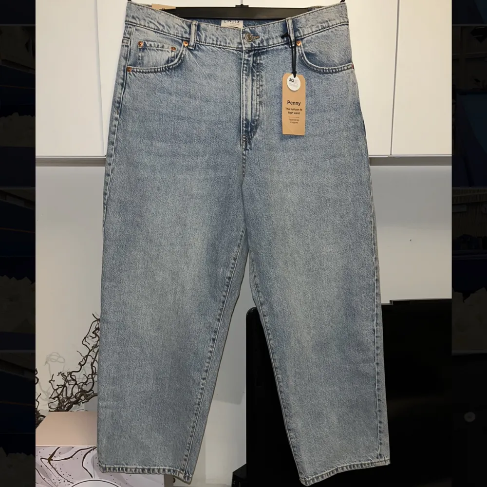 Säljs då de köptes i fel storlek, storlek 44/L. Ganska tighta och små i storleken. I oanvänt skick med prislapp kvar! . Jeans & Byxor.