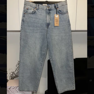 Blå jeans  - Säljs då de köptes i fel storlek, storlek 44/L. Ganska tighta och små i storleken. I oanvänt skick med prislapp kvar! 