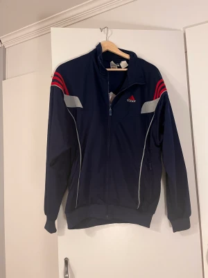 Adidas zip up - Cool vintage zip up i 90s stil knappt använd