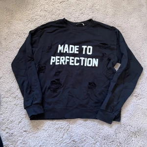 Tröja med hål - Tröja med hål