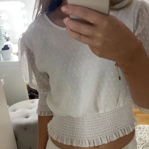 Vit blus - Säljer denna jättegulliga blusen i från nakd, jätte bra skick och använd Max 2 gånger!