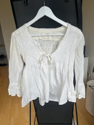 Odd Molly blus  - Vit/ crémefärgad Odd Molly blus.
