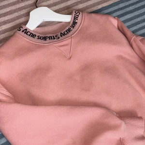 Collegetröja Acne Studios - Rosa collegetröja från Acne Studios, inköpt för 3200kr. Smått nopprig på insidan, i övrigt fint skick. Sitter oversize på mig som är S/M