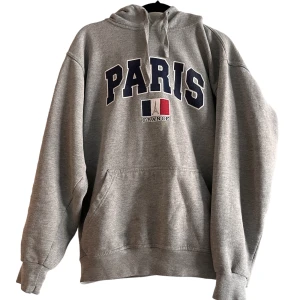 Vintage Paris Hoodie - Boxy Vintage Paris hoodie. Finns några små fläckar som jag försöker visa på sista bilden. Skulle säga att det är en storlek S-M beroende på hur man vill att den ska sitta. Vid fler frågor eller bilder hör av er. Snabba affärer prioriteras.