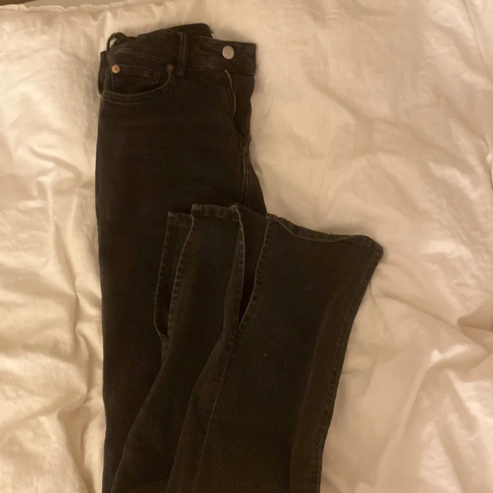 Svart/grå jeans, långa, slits nertill. Jag är 160 och dom är för långa för mig men går självklart att andvända ! 🥰 . Jeans & Byxor.