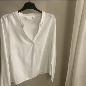 Vit blus från Vila - Super fin blus från Vila i storlek 38. Endast testad. Något liten i storleken. 