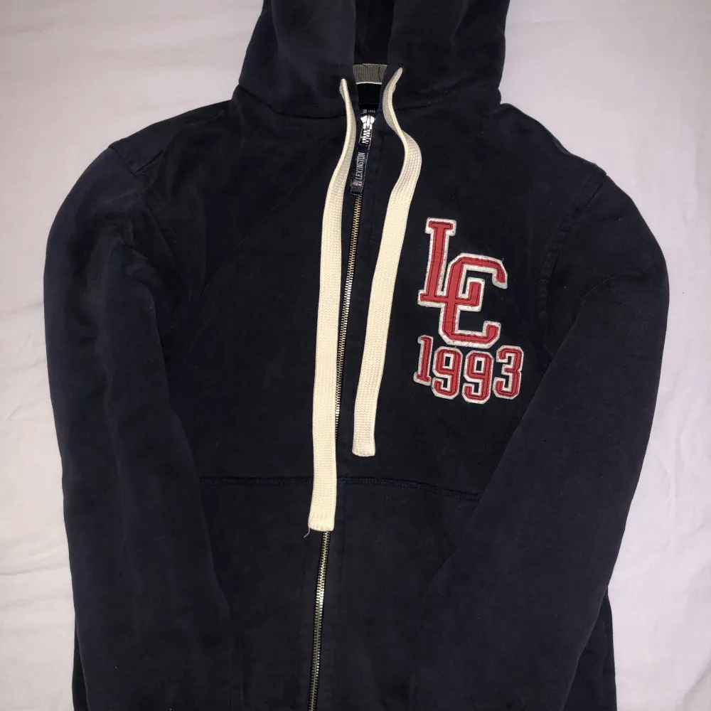 Väldigt snygg zip hoodie från dyra märket lexibgton. Köpt vintage för cirka 350kr. Inga synliga defekter. Skriv privat om ni har några frågor💕. Hoodies.