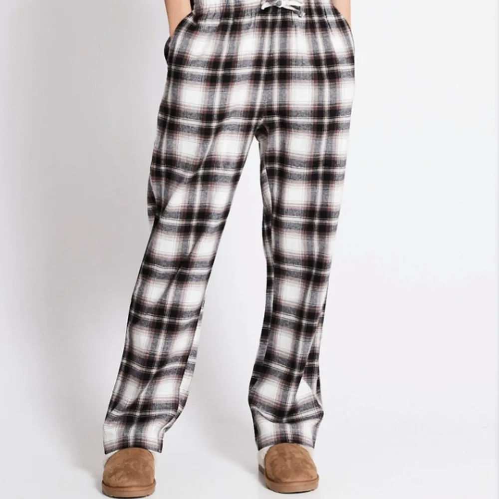 Säljer dessa supersnygga och sköna pyjamasbyxor. Hör av dig om du undrar någott💗. Jeans & Byxor.