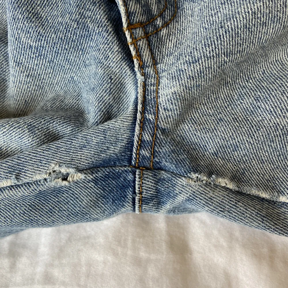 Jättesnygga jeans från Brandy Melville, lite slitna, se bild tre, men inget som syns när de är på!. Jeans & Byxor.