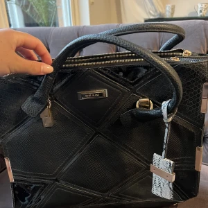 Svart väska river island  - I jätte fint skick, inga anmärkningar. Använd några gånger. Bra storlek 