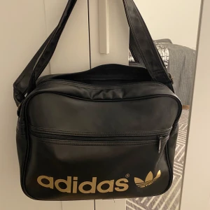 Adidas väska - Säljer denna fina adidas väska, den är rymlig och bra i storlek. Super fin!!😚