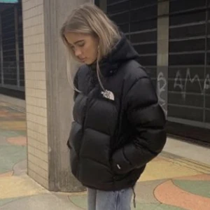 The north face 700 - Köptes för 4000 kr vid vinter 2021 men är i fint skick🙌🏼  Storleken är M men sitter varm och mysigt för mig som har vanligtvis har S🥰 (Lånade bilder, sista är min)