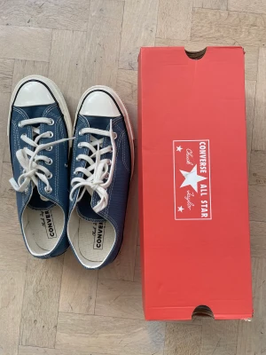 Converse 70 Blå - Helt oanvända converse köpa på Nittu Gritty för 800.👟 Aldrig använda. Finns att hämta i Stocholm eller frakt 💫