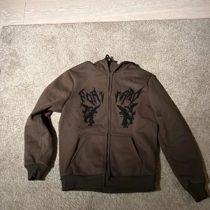 romwe tröja  - En fin tröja som inte har varit mycket använd. Jättebra skick.