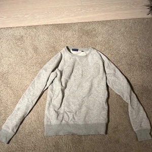 Gant sweatshirt  - En riktigt fin gant tröja som inte har några defekter och jag har inte använt den många gånger. Jättebra skick.