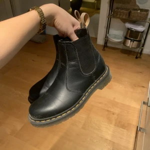 Dr Martens kängor - Säljer dessa så fina dr Martens kängorna. Använda typ en gång så riktigt bra skick, köpta för ca 2000kr