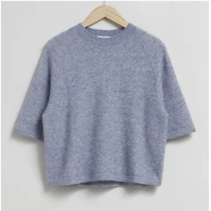 Stickad tröja - Säljer min trendiga stickade tröja i blå från &otherstories!! Endast använd 2 gånger! Köpt för 690kr