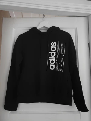 Hoodie Adidas  - Fin hoodie från Adidas som är använd max 5 gånger. Fint skick! Plagget tvättas och rollas innan jag fraktar iväg 📦 Går med på billigare paketpris vid köp av flera plagg.