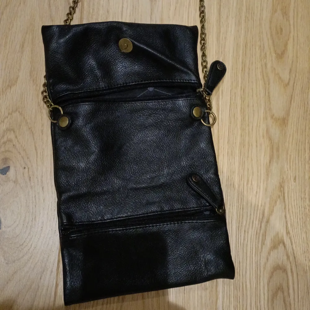 En liten,fin svart väska från Piecee. Väskor.