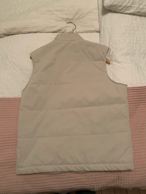 Väst - Superfin dunväst som passar perfekt till hösten! På bilden ser den ganska grå ut med den är lite mer créme färgad IRL