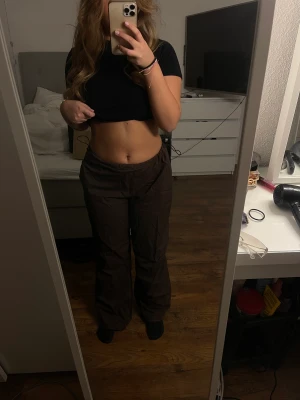 Parachute byxor! - Parachute byxor från Stradivarius. Köpta på Zalando i vintras, knappt använda