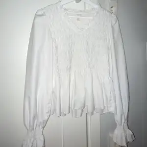Säljer denna vita blus från only i storlek M. Jätte bra skick men använder tyvärr inte längre.