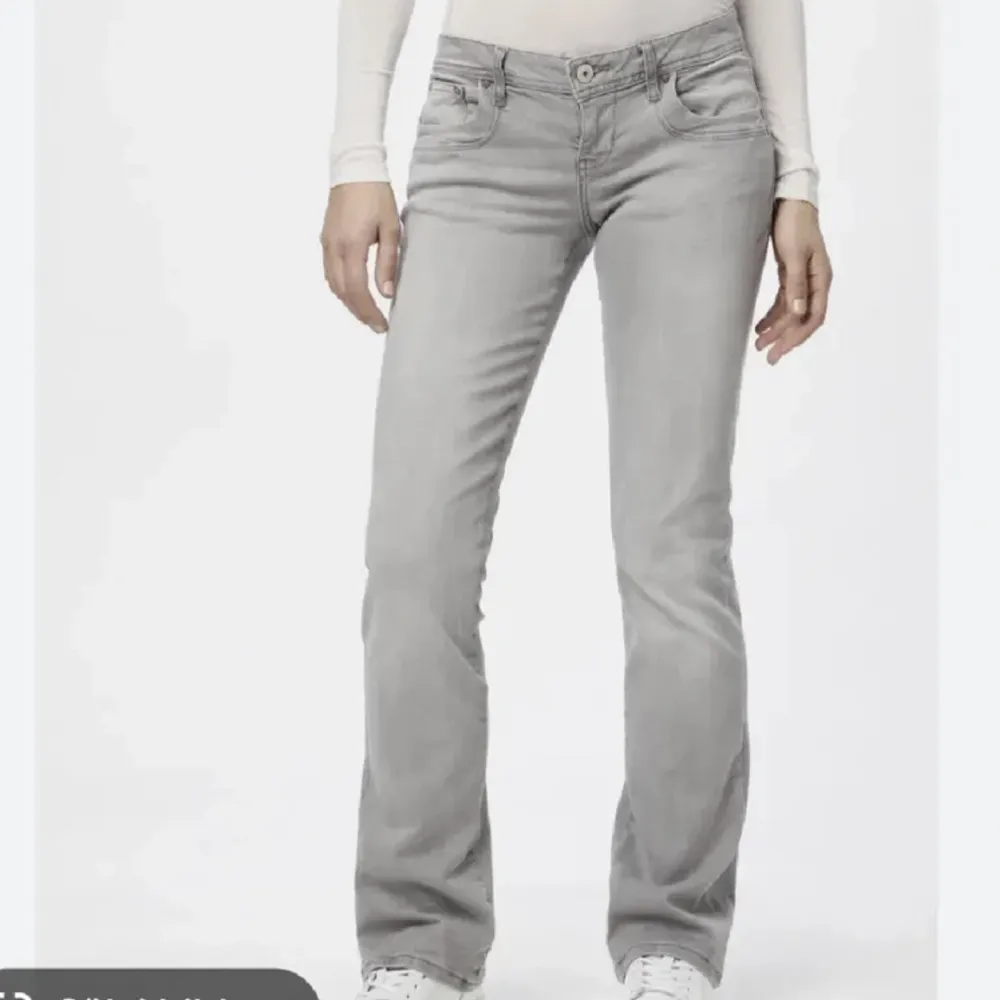 Funderar på att sälja dessa jeansen då de är lite stora för mig. Skriv vid intresse, bra skick!  Skriv till mgi vid intresse, köpte står för frakt💓. Jeans & Byxor.