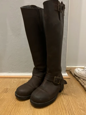 Urban project stövlar  - Harley zip strl 36. Använda men i fint skick! Nubuck/skinn- perfekta höst och vinterskor. Knähöga. Nypris 2000kr