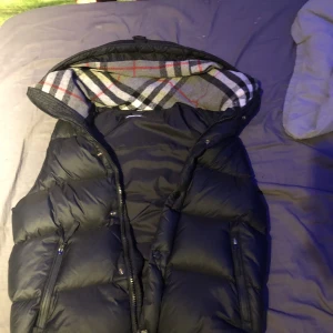 Burberry väst - Säljer min burberry väst Riktigt snygg och fräsch att ha på sig