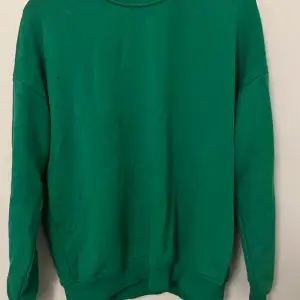 Grön tröja från lager 157. Finns två små fläckar vid armvecket men inget som syns.