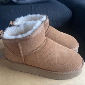 UGG platform - Nya UGG W Classic Mini  1000kr + frakt 🤍🤍 