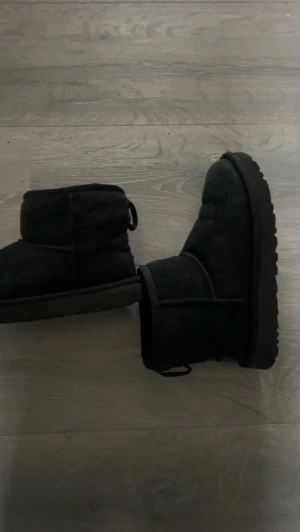 Ugg  - Säljer ett par äkta uggs i storlek 36 använder inye dom längre🩷