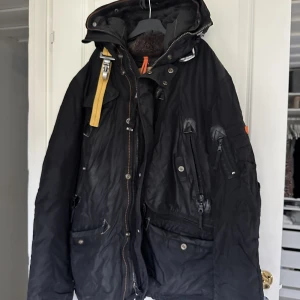 Para Jumper Jacka - Parajumper vinter jacka  Använd 1 månad ca Fraktas eller möts upp