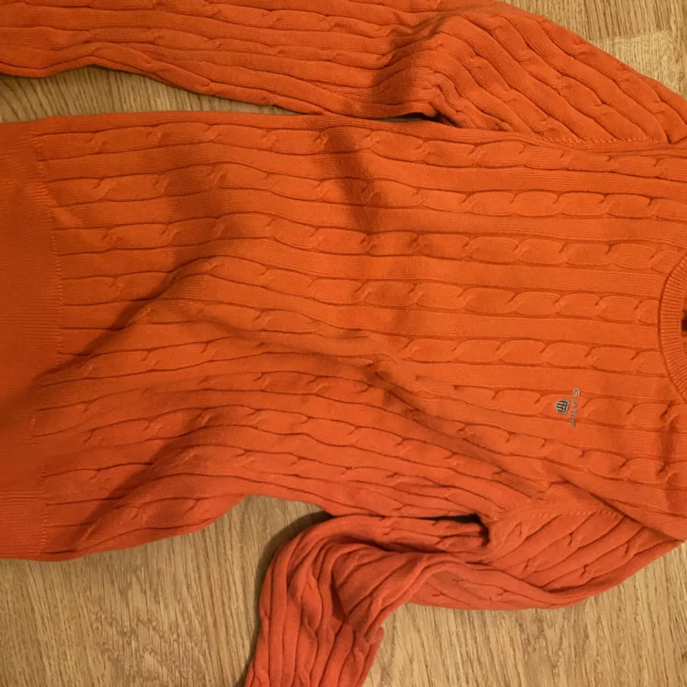 En orange gant tröja. Ser lång ut på bilden. Passar s. Kan skicka bilder med tröjan på 💗. Tröjor & Koftor.