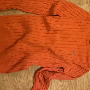 En orange gant tröja. Ser lång ut på bilden. Passar s. Kan skicka bilder med tröjan på 💗