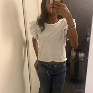 Vit puffärmad topp 🤍 - Säljer denna jättefina toppen från zara! Använd ganska många ggr men är fortfarande i bra skick💕 pris kan diskuteras!!!