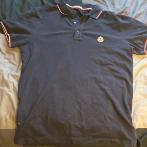 Moncler Piké - Moncler Pike bra skick har nfc tag skriv t mig om du vill jag ska skicka bild eller har flera frågor Mvh Emanuel.