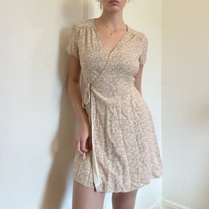 Wrap dress - Söt floral wrap dress från & other stories 💐Den är märkt som storlek 40 men den är lite liten i storleken så hade sagt den är mer som 38!💗