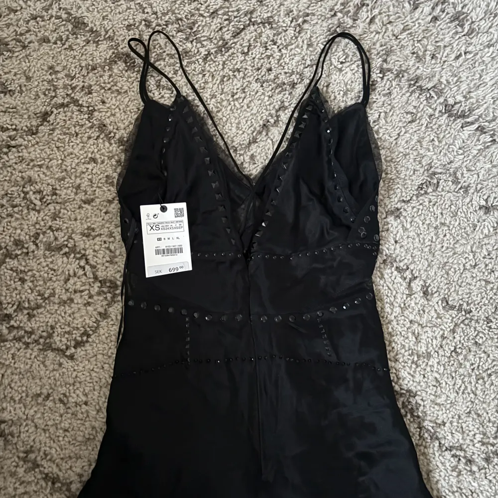 En fest topp ifrån zara, aldrig använd därav prislappen kvar. Köptes för 700 kr. 🖤. Toppar.