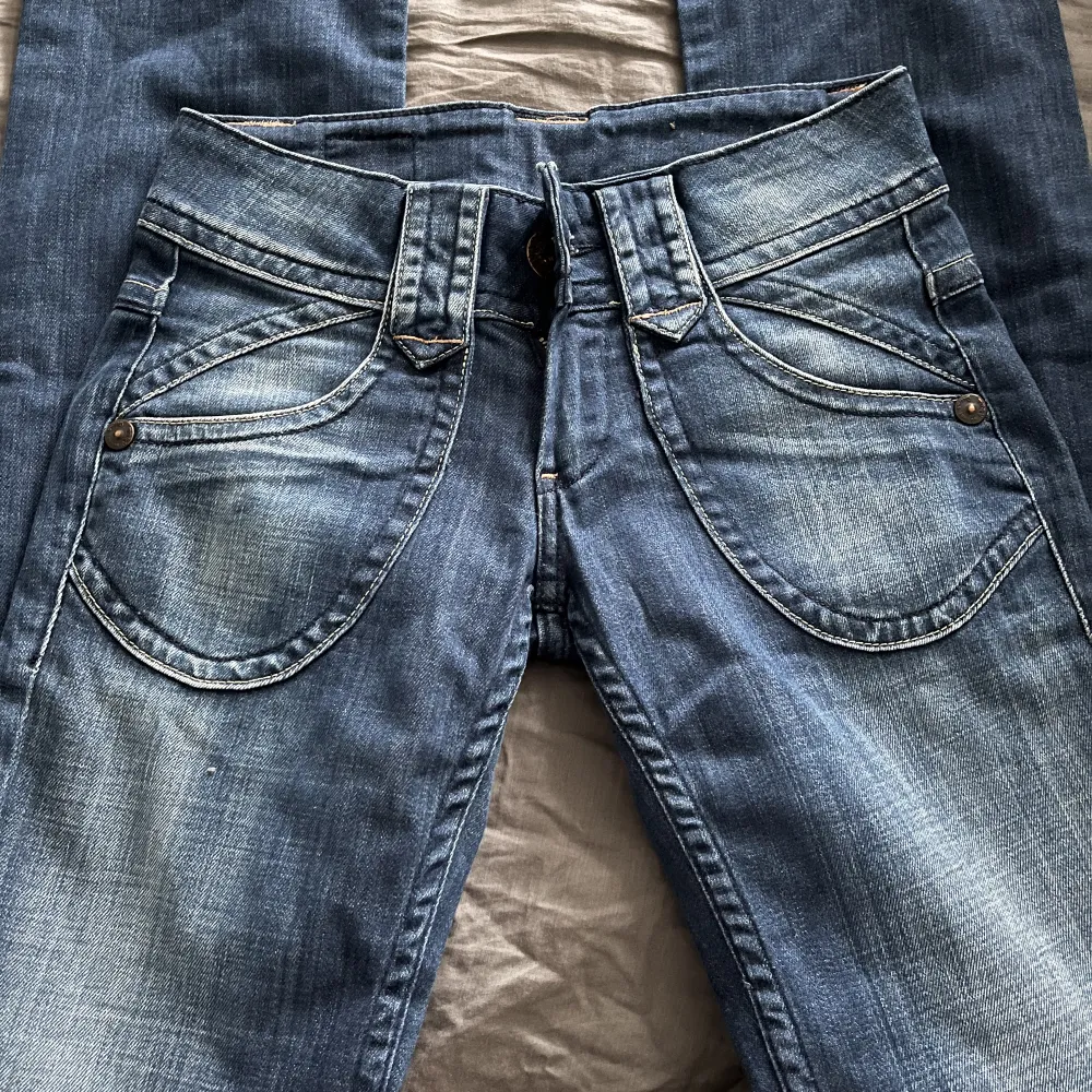 Så snygga lågmidjade jeans men passade inte mig!! w26 men passar mig som har w24, alltså små i storleken. Som nya💕 Midja- ~34cm, innerben- ca 79cm, jag är 154 och alldeles för långa på mig😭 PRIS ÄR DISKUTERBART . Jeans & Byxor.