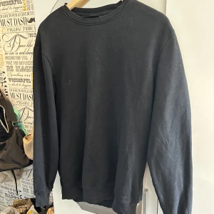 Svart tröja - Svart långärmad tröja från HM i storlek S/M. Väldigt skön och varm mysig tröja.